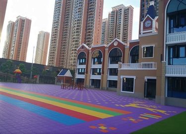 Çin Güvenli PP Çıkartılabilir Çocuk Oyun Alanı Döşeme 25 * 25 cm Ebat Çevre Dostu Fabrika